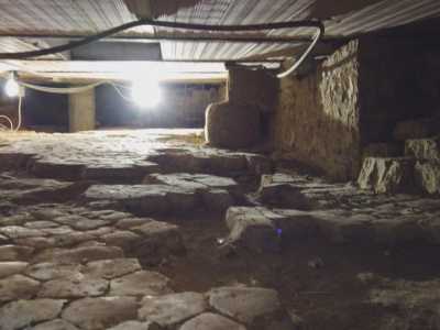 L�odore pungente di umido avvolge l�ipogeo illuminato da timide luci
